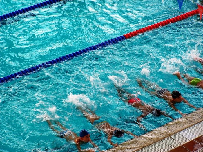 البول سبب احمرار العينين في أحواض السباحة! إليكم التفاصيل