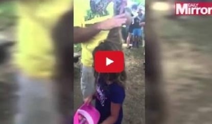 بالفيديو ثعبان ضخم يلتف حول شعر طفلتين