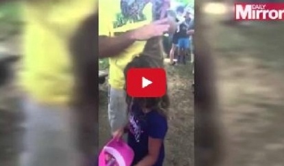 بالفيديو ثعبان ضخم يلتف حول شعر طفلتين