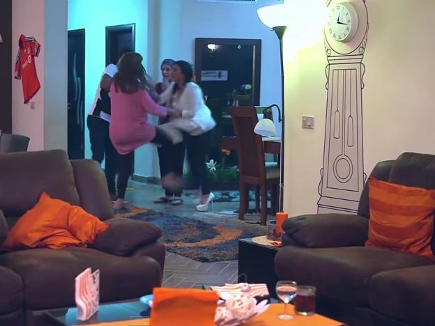 بالفيديو - مادلين طبر تصفع زوجة ابراهيم سعيد وتركلها في منطقة حساسة