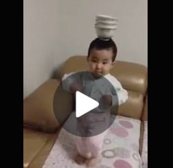 فيديو رائع لطفل يرقص بتوازن مدهش وعلى رأسه أوانٍ منزلية !
