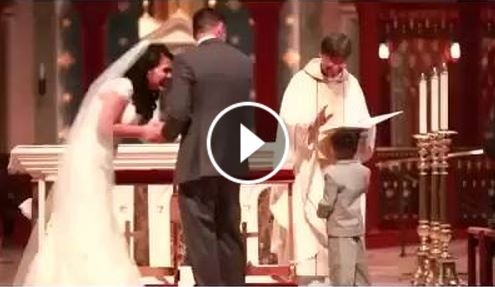 شاهدوا ماذا فعل هذا الطفل في الزفاف!
