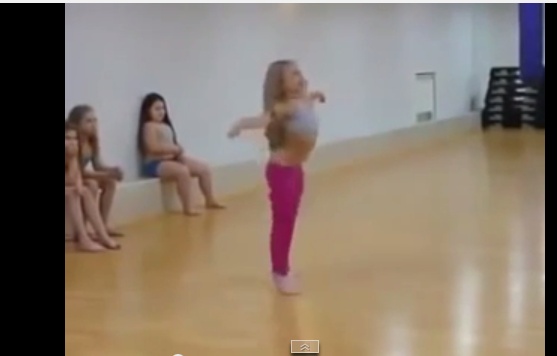 فيديو- طفلة تتحدى دينا بوصلة رقص