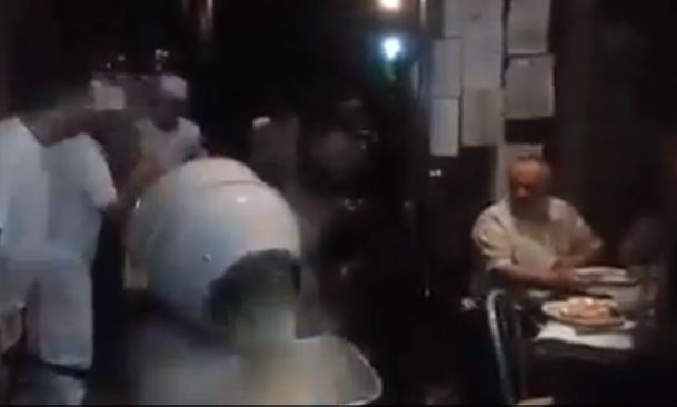 بالفيديو: هل توافقون على الأكل بهذه الطريقة الغريبة؟