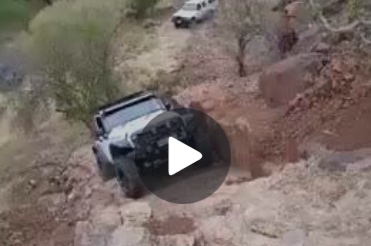 بالفيديو- نجاة سيارة جيب من انقلاب محتّم بطريقة لا تصدّق