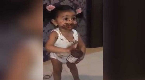 بالفيديو- نقاش حاد وطريف لطفلة: مش أنا اللي أكلت الشوكولاتة!