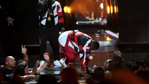 بالفيديو ـ هل أصبح السقوط على المسرح موضة؟