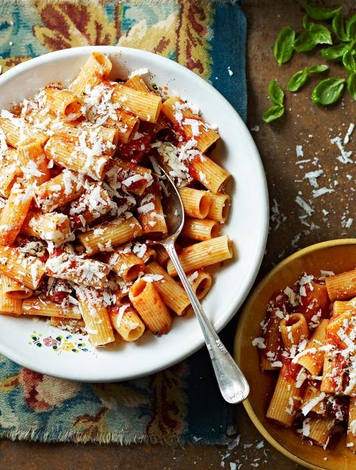 وجبة إفطار شهيّة: معكرونة الريغاتوني مع البندورة وجبنة الريكوتا