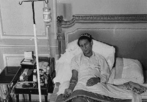 صور لأهم الفنانين على فراش الموت