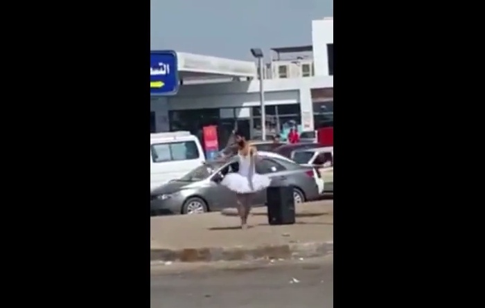 فيديو- رجل يرتدي فستان ويرقص باليه في الشارع في مصر!!