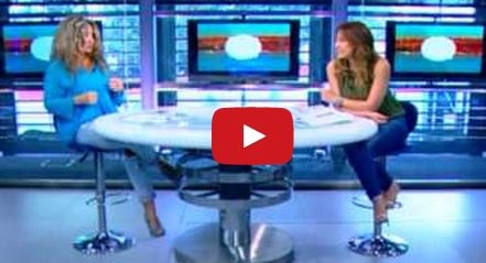 بالفيديو- مذيعة لبنانية تنسى أنها على الهواء وتعدّل ملابسها