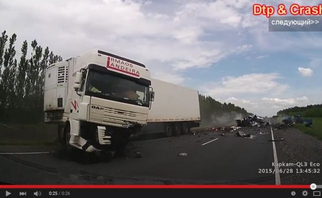 بالفيديو- حادث مروّع يؤدي الى تفتت سيارة بالكامل بعد اصطدامها بشاحنة