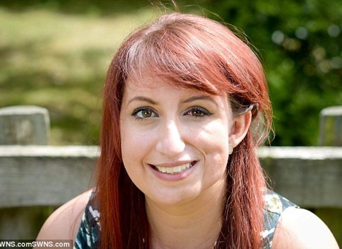 بالصور- مرض نادر يذيب ملامح وجه فتاة!