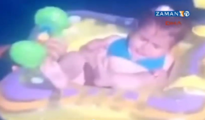 فيديو-  لعبة تنقذ رضيعة نسيها والدها في المياه، من الغرق!!