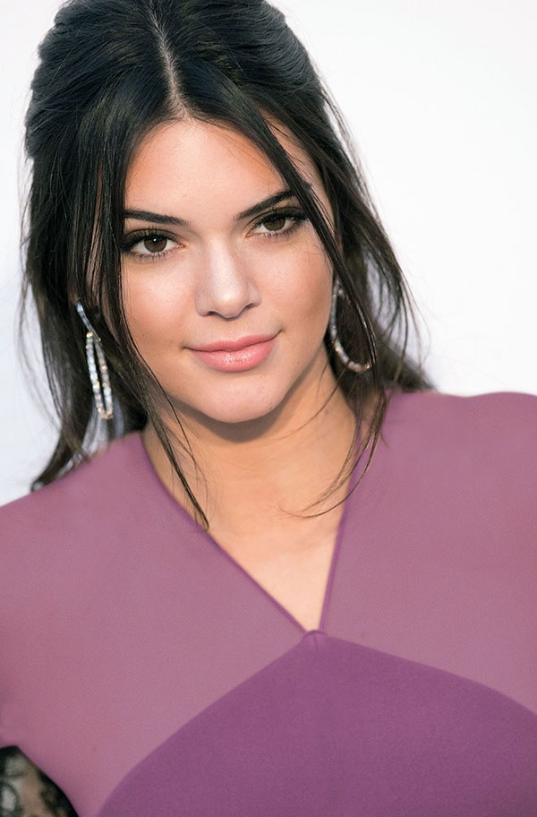 جميلة مثل... كيندال جينير شفافية أنثوية