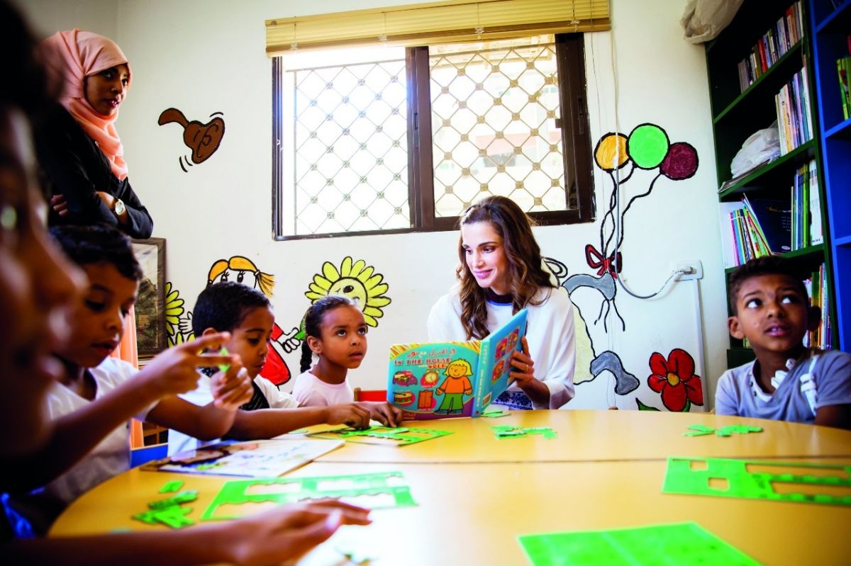 الملكة رانيا تطلع على النشاطات والبرامج المجتمعية لجمعية سيدات خريبة السوق الخيرية