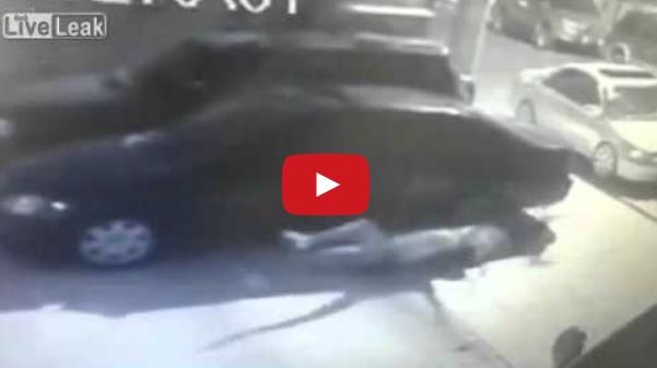 بالفيديو- زوج يلقي بزوجته وعشيقها من الشرفة