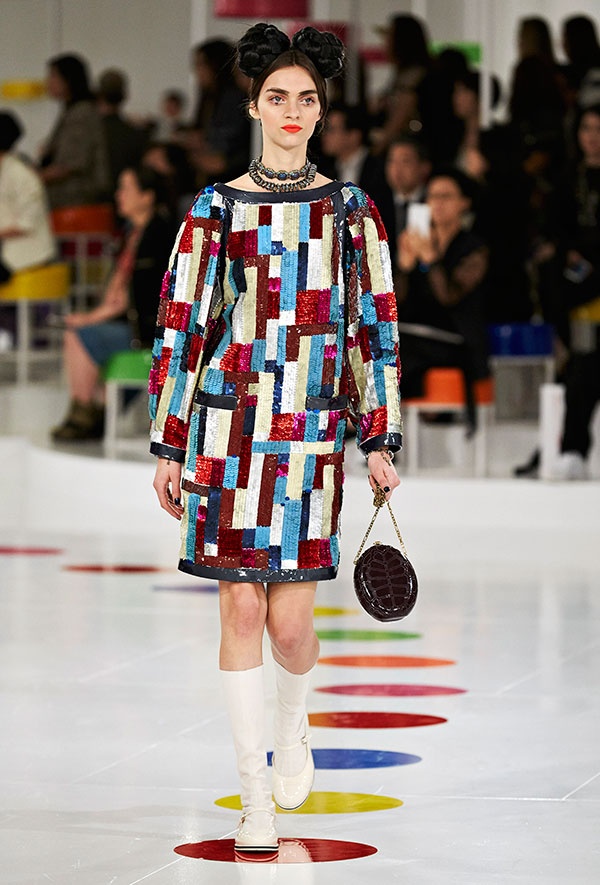 خطوط متعرجة وألوان متضاربة من منصات ريزورت 2016