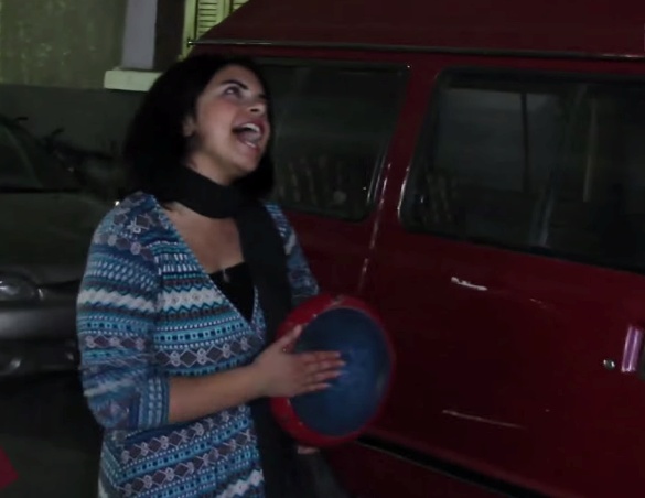 بالصور: لماذا قررت هذه الفتاة التجول في الشوارع فجراً؟