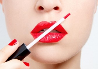 4 خطوات سهلة لجعل أحمر الشفاه غير لامع؟