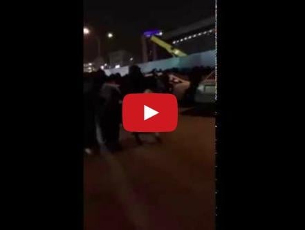 بالفيديو - وافد يتنكر بزي نسائي ليتحرش بالنساء ويثير الرعب داخل أسواق الرياض