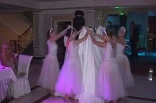 بالفيديو - أروع دخلة لعروس أرمنيّة فاجأت زوجها برقصة لا مثيل لها