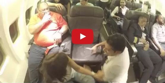 بالفيديو – إيمان العاصي تطير من مقعدها على علو آلاف الأقدام