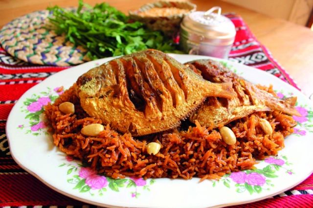 عيش محمّر مع سمك مقلي