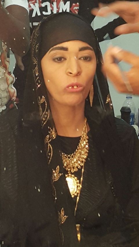 دققوا جيداً وحاولوا اكتشاف من تكون هذه الفنانة الشهيرة؟