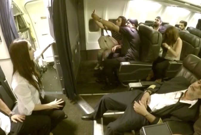 بالفيديو- الطائرة تقع وعصام كاريكا يتصور 