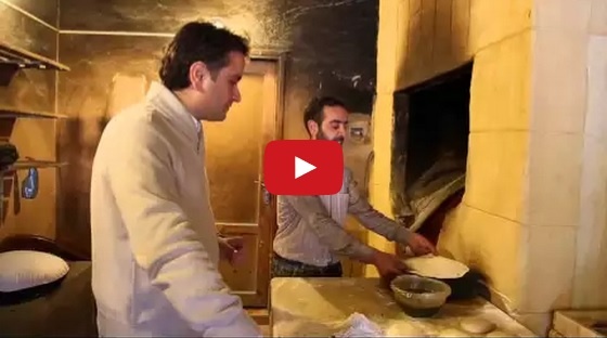 بالفيديو ـ أطيب وجبة سحور، شاهدوا كيفية إعداد الخبز والمناقيش في التنّور