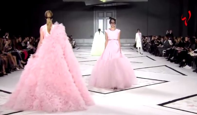 ع الموضة - آخر أزهار الصيف، وردي ناعم... نعم!