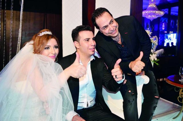 حكيم مع العروسين