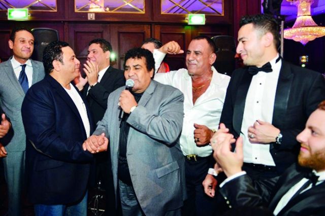 عدوية يغنّي وسط النجوم الشباب
