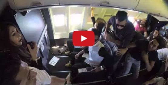 بالفيديو – مي كساب والنجوم الضحايا يحولون طائرة هاني رمزي لساحة قتال