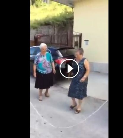 بالفيديو – طاعنات في السن يقفزن فوق الحبال في وسط الشارع