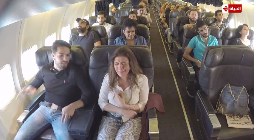 بالفيديو- أول فنانة تضرب أحد ركاب 