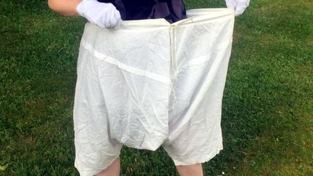 سروال داخلي عملاق للملكة فيكتوريا يباع بثروة! خمنوا سعره