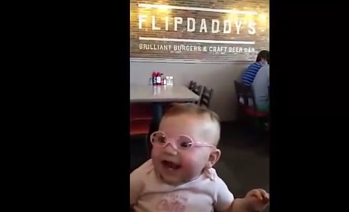 بالفيديو- شاهدوا ردة فعل طفلة ترى والديها بوضوح للمرة الأولى