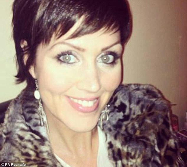 امرأة تصاب بالشلل كلما ضحكت!