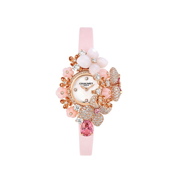 ساعة مرصعة بتألق من Chaumet.