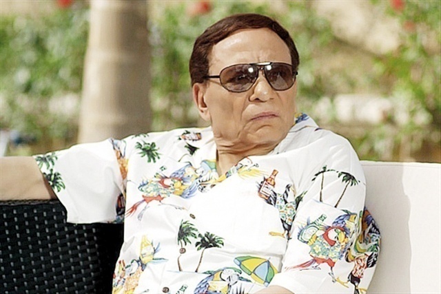 كيف رد عادل إمام على اتهامه بالسرقة ومطالبته بدفع خمسة ملايين جنيه؟