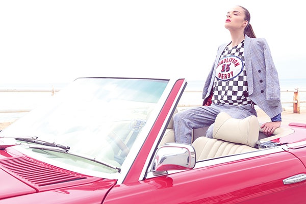 سترة وسروال من Boy by band of Outsiders. كنزة مزينة بالبرق اللماع من Filles a Papa.
