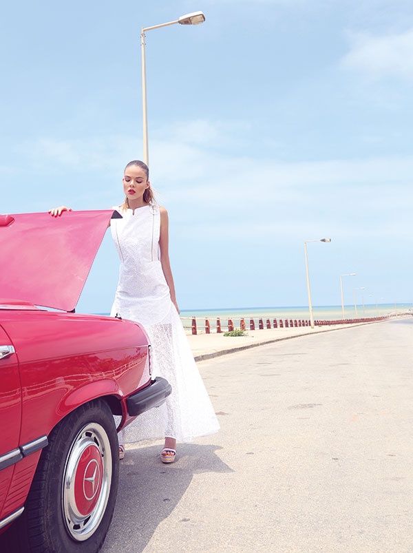 فستان «سالوبيت» أبيض اللون من Kenzo. صندل مدبب الكعب من Sophia Webster. الكل لدى بوتيك بلام.
