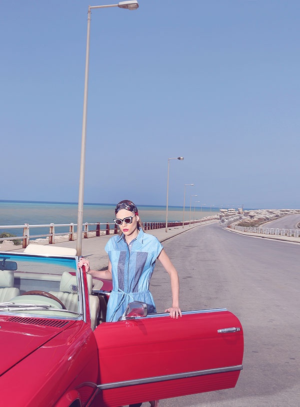 بذلة قطعة واحدة من الجينز المرقع من 3.1 Phillip Lim عصابة من الحرير ونظارات شمسية من Fendi.
