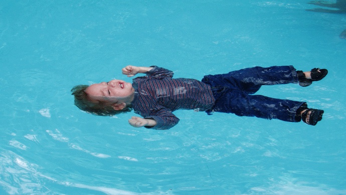 بعد ساعة من الخروج من الماء، إحذروا خطر الغرق بالفراش!! خاصةً على أطفالكم