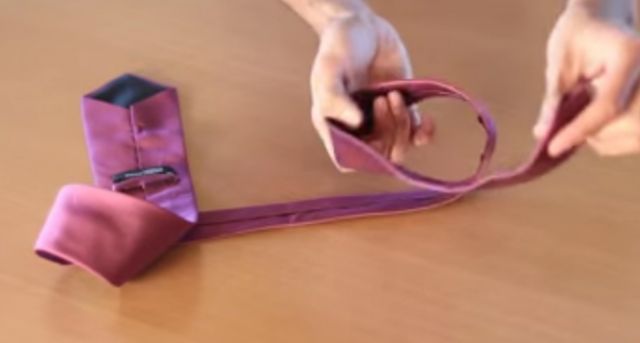 بالفيديو- طريقة سحرية وسريعة جداً لربط ربطة العنق