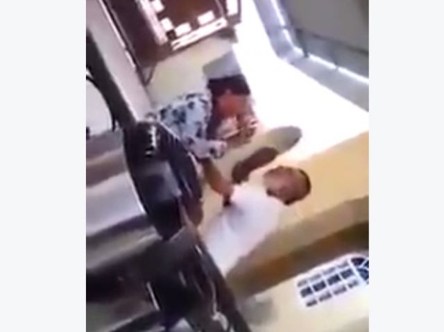 فيديو- رجل يضرب خادمته بقسوة لطلبها السفر