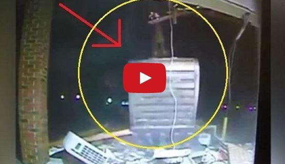 بالفيديو- لصان يسرقان آلة سحب نقود بأغبى طريقة!!