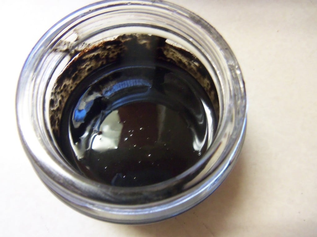 كيف تصنعين الكحل الأسود الخاص بك في المنزل؟ نتيجة مبهرة